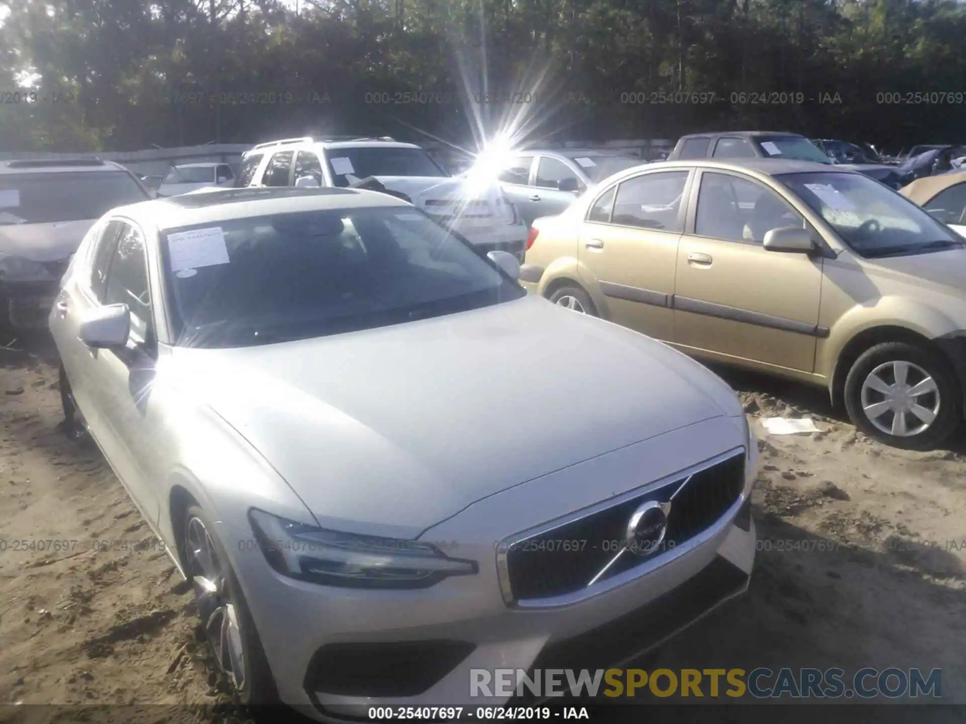 1 Photograph of a damaged car 7JR102FK4KG001009 VOLVO S60 2019