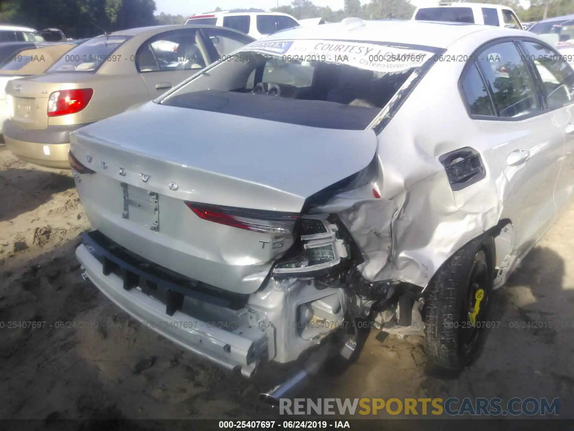 6 Photograph of a damaged car 7JR102FK4KG001009 VOLVO S60 2019