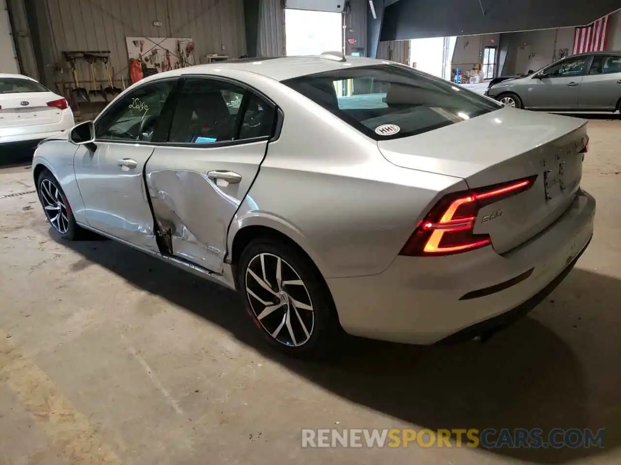 3 Photograph of a damaged car 7JR102FK4KG014424 VOLVO S60 2019