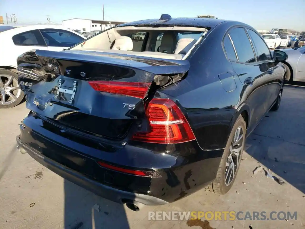 4 Photograph of a damaged car 7JR102FK5KG004923 VOLVO S60 2019