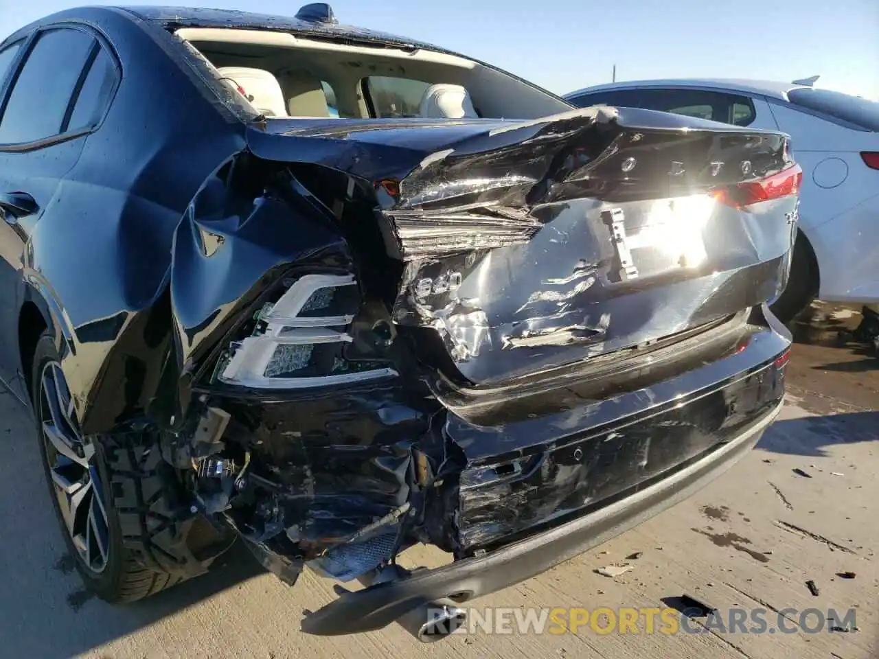 9 Photograph of a damaged car 7JR102FK5KG004923 VOLVO S60 2019