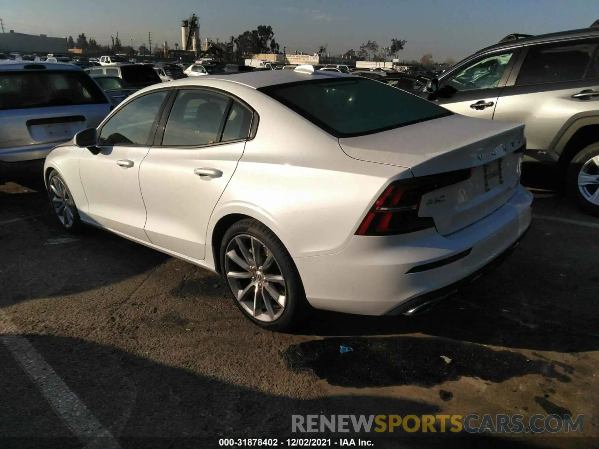 3 Photograph of a damaged car 7JR102FK5KG007496 VOLVO S60 2019