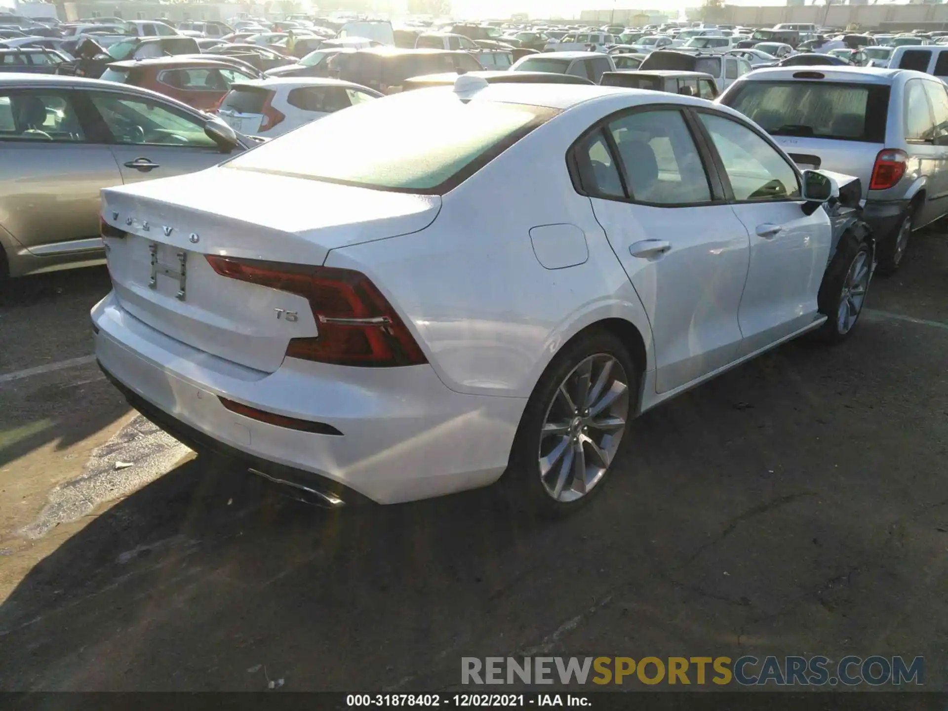 4 Photograph of a damaged car 7JR102FK5KG007496 VOLVO S60 2019