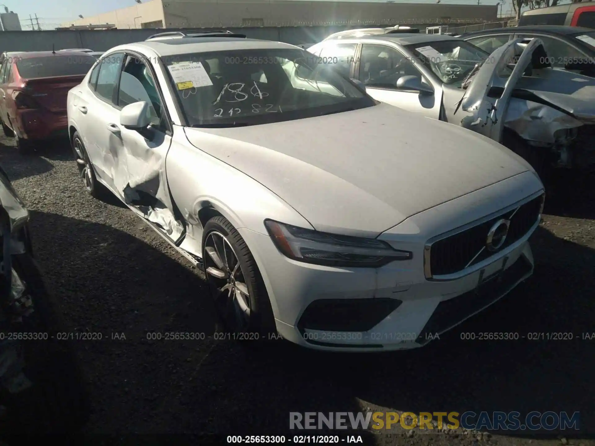 1 Photograph of a damaged car 7JR102FK6KG007488 VOLVO S60 2019