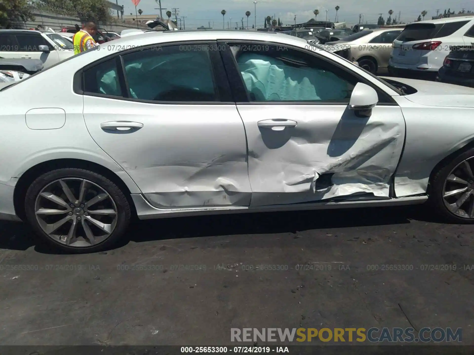 6 Photograph of a damaged car 7JR102FK6KG007488 VOLVO S60 2019