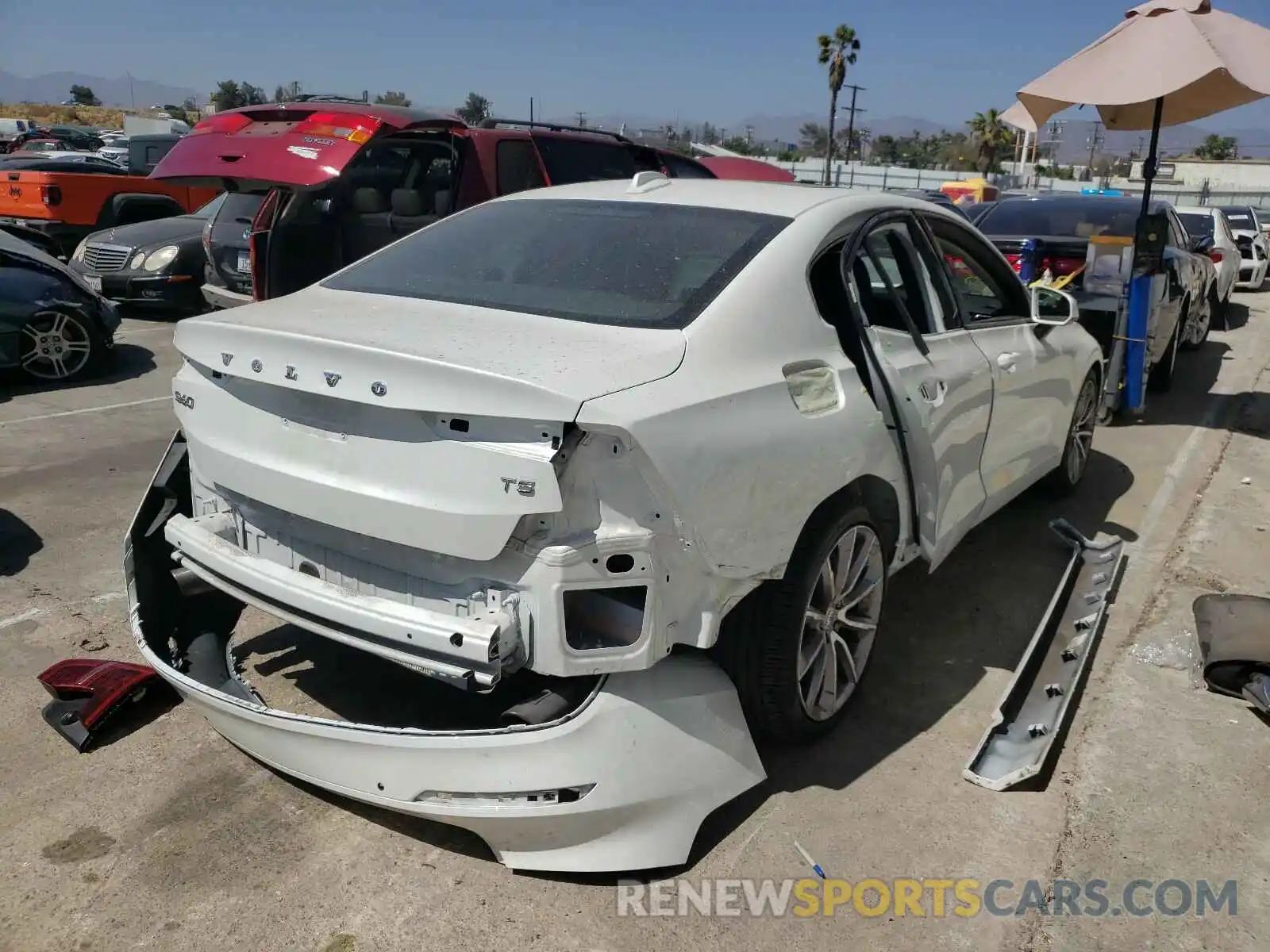 4 Photograph of a damaged car 7JR102FK8KG007623 VOLVO S60 2019