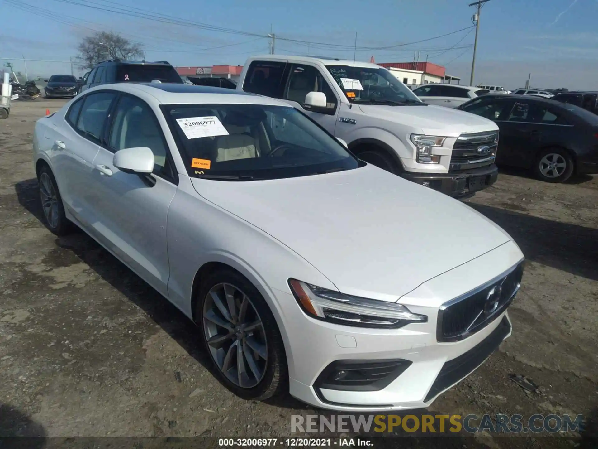 1 Photograph of a damaged car 7JR102FK8KG008335 VOLVO S60 2019