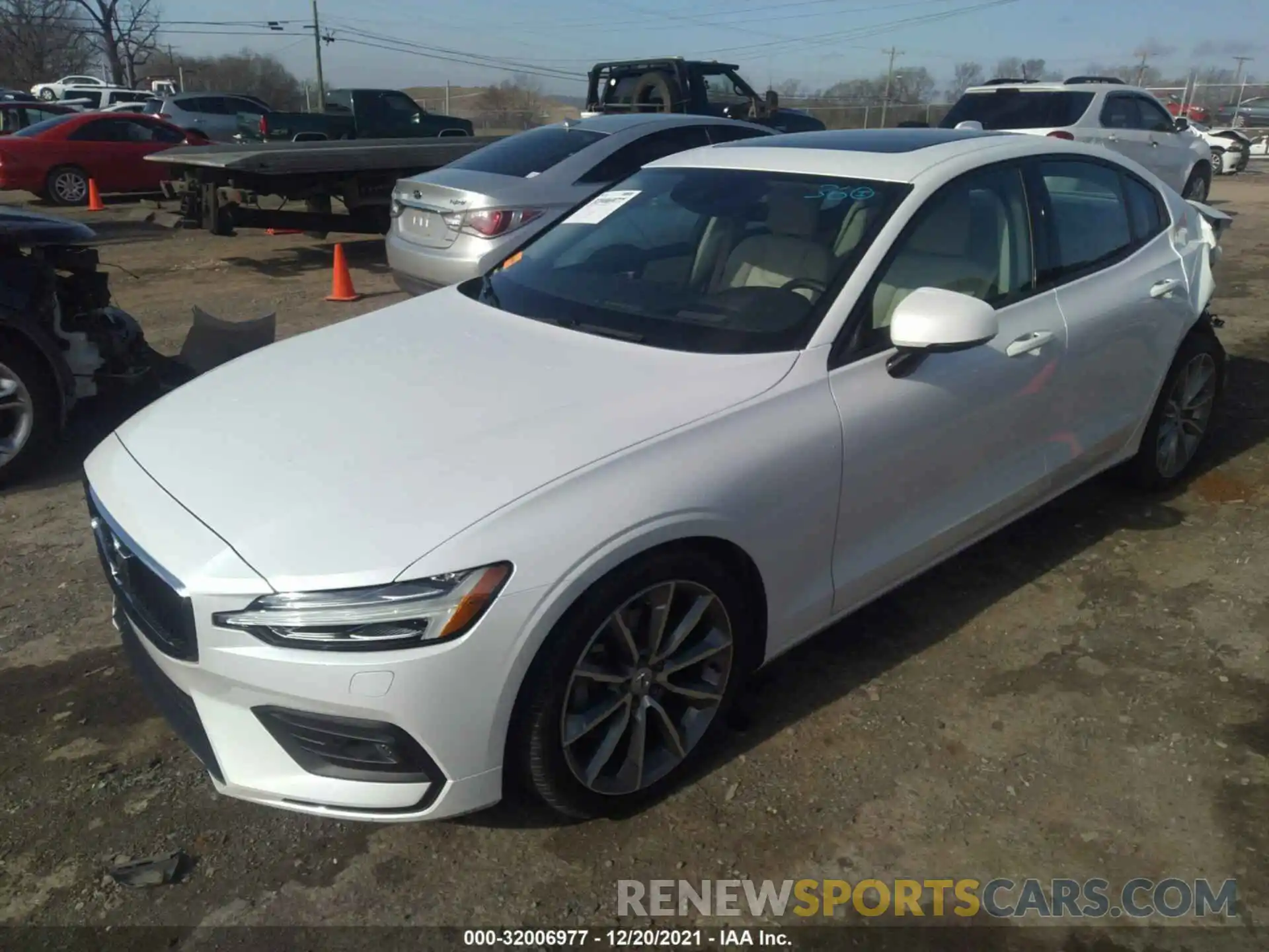 2 Photograph of a damaged car 7JR102FK8KG008335 VOLVO S60 2019