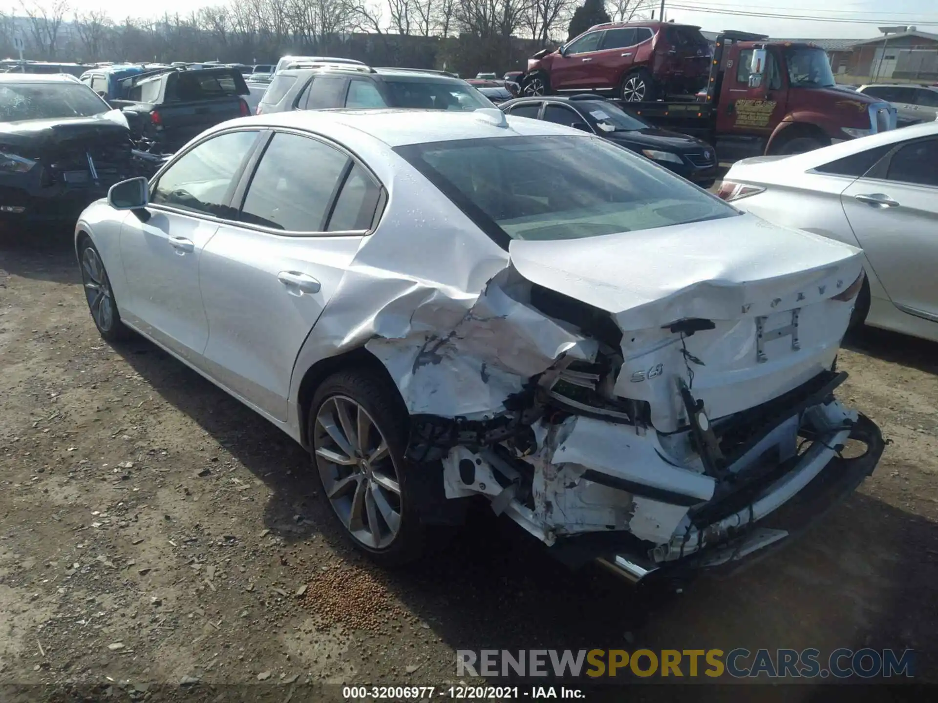 3 Photograph of a damaged car 7JR102FK8KG008335 VOLVO S60 2019