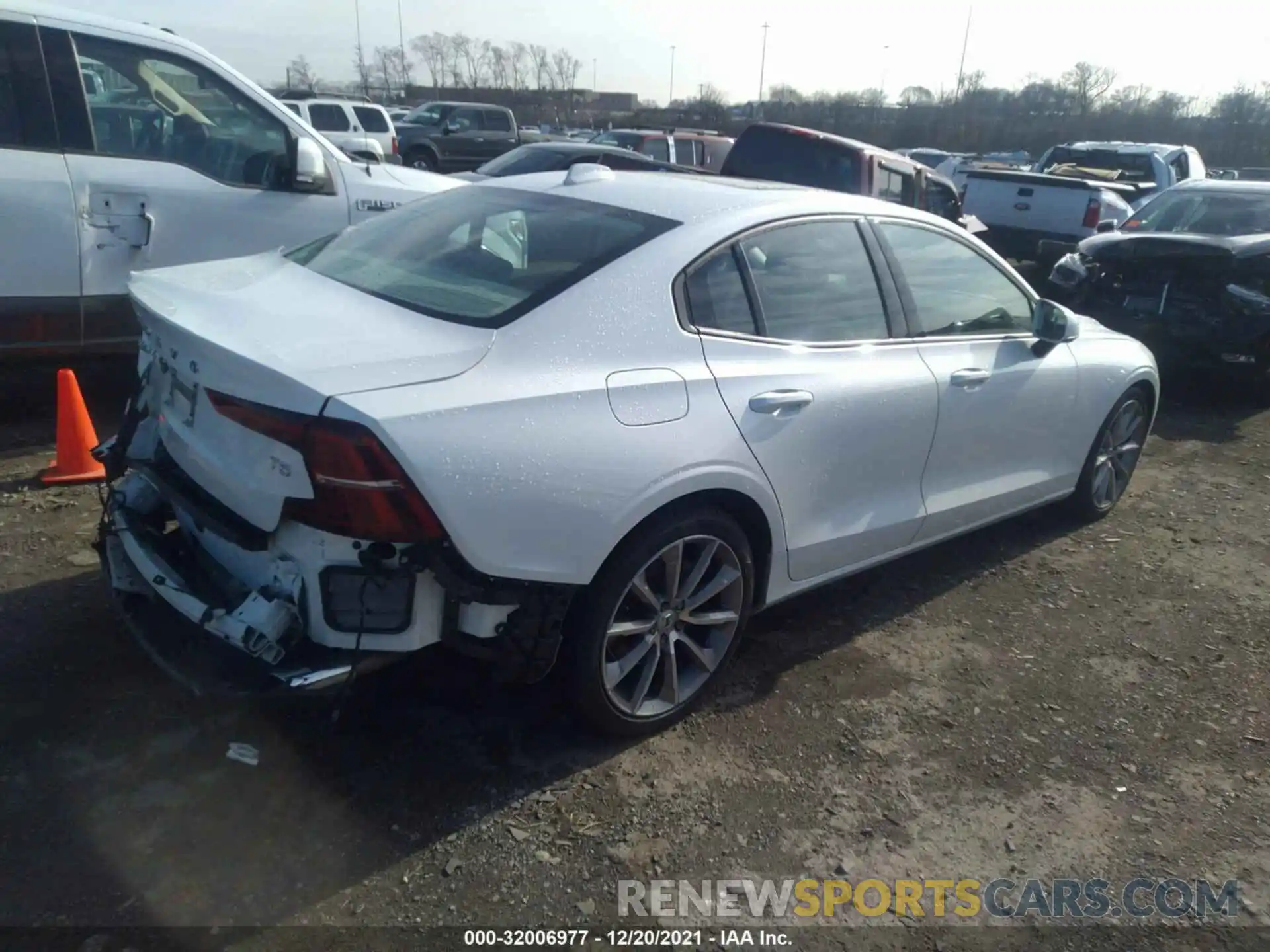 4 Photograph of a damaged car 7JR102FK8KG008335 VOLVO S60 2019