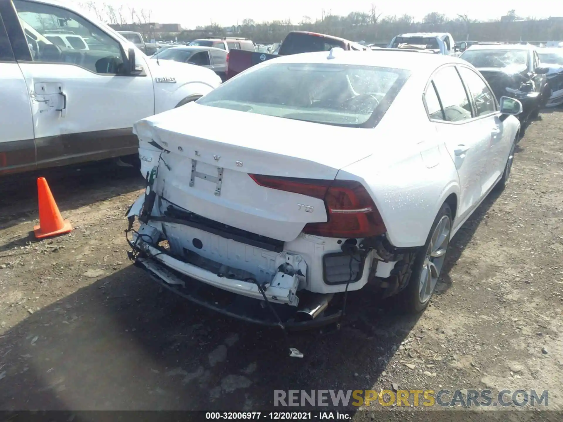 6 Photograph of a damaged car 7JR102FK8KG008335 VOLVO S60 2019