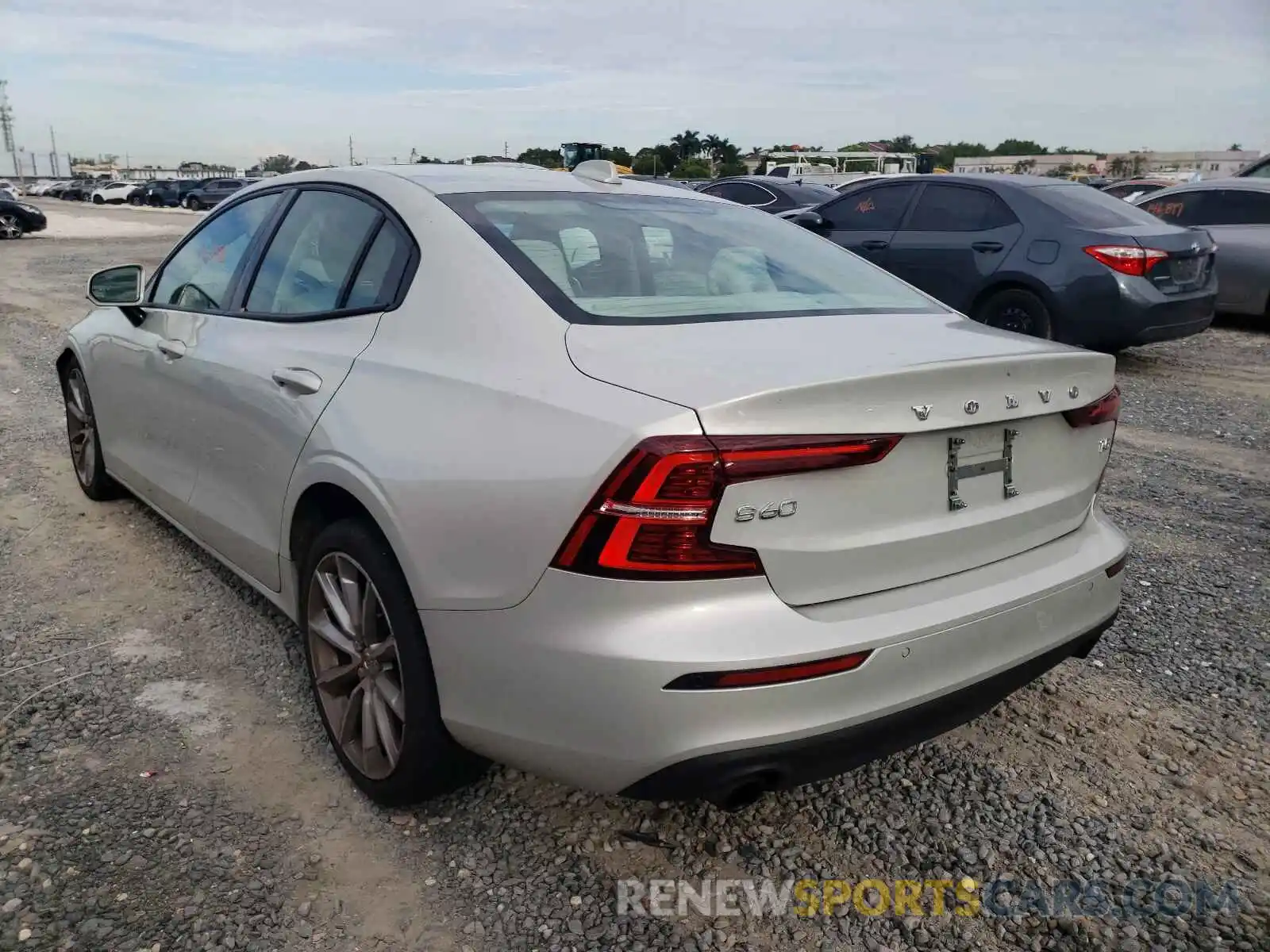 3 Photograph of a damaged car 7JR102FK8KG014281 VOLVO S60 2019