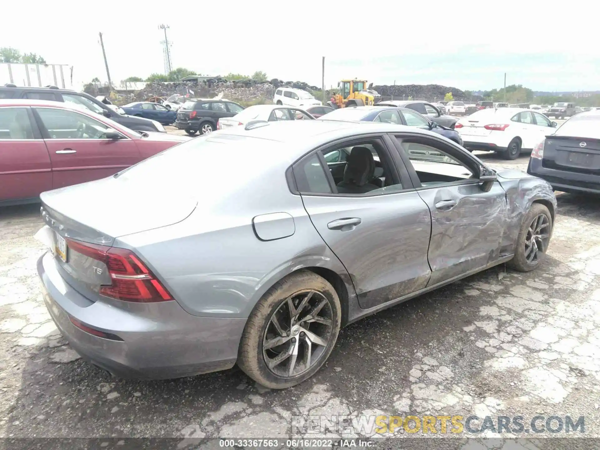 4 Photograph of a damaged car 7JR102FK8KG016483 VOLVO S60 2019