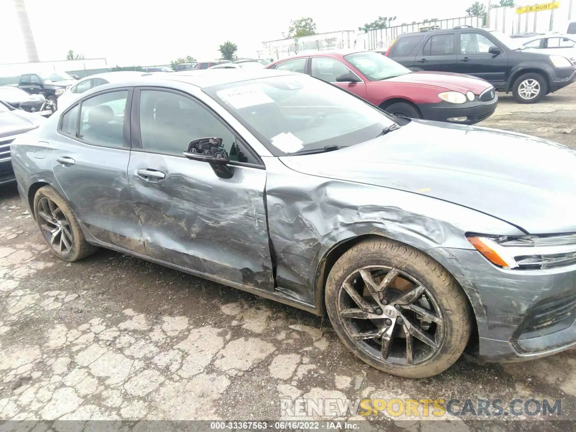 6 Photograph of a damaged car 7JR102FK8KG016483 VOLVO S60 2019