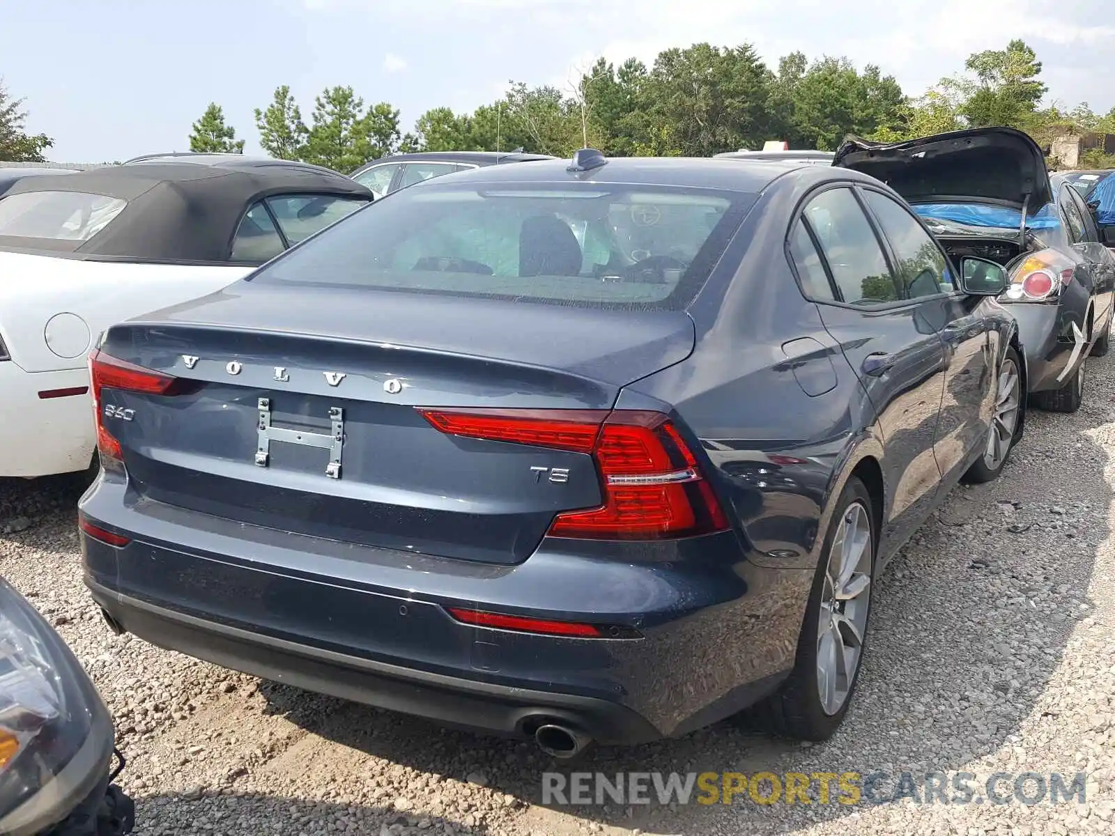 4 Photograph of a damaged car 7JR102FK9KG001748 VOLVO S60 2019