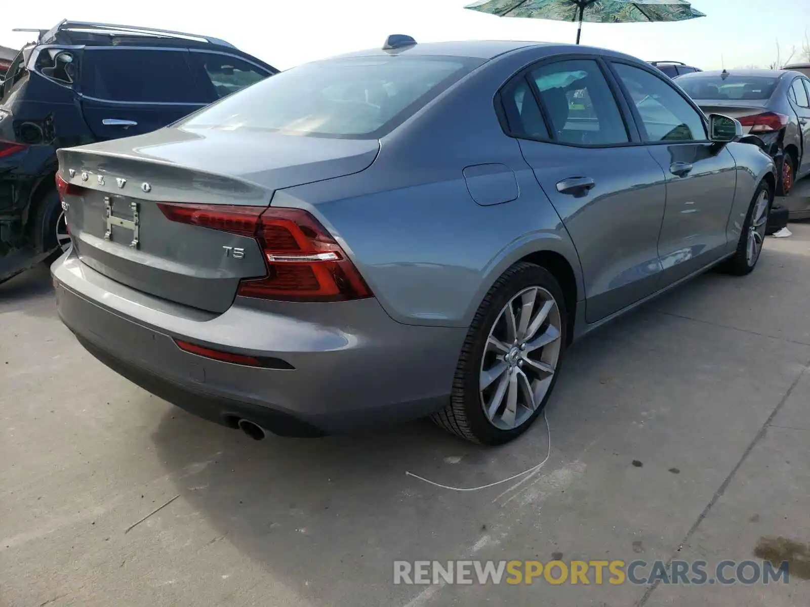 4 Photograph of a damaged car 7JR102FK9KG013740 VOLVO S60 2019