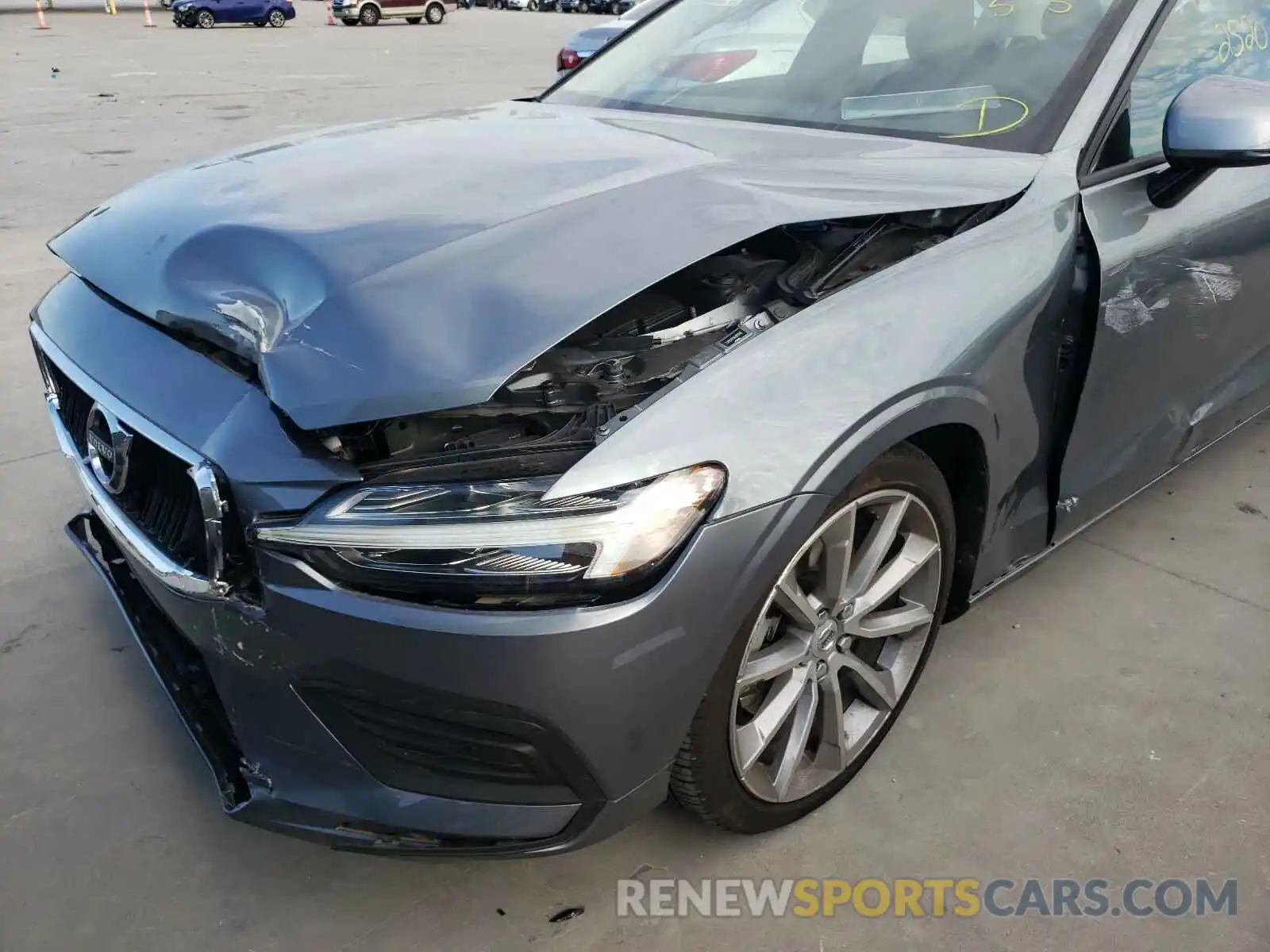 9 Photograph of a damaged car 7JR102FK9KG013740 VOLVO S60 2019