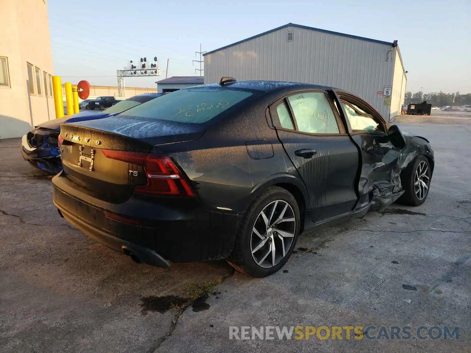 4 Photograph of a damaged car 7JR102FK9KG016833 VOLVO S60 2019