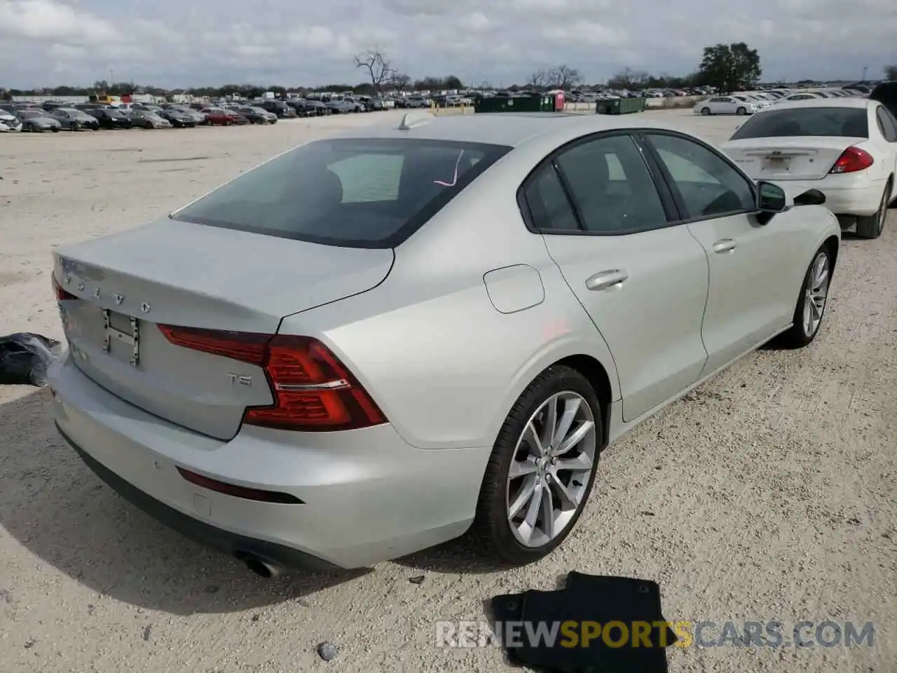 4 Photograph of a damaged car 7JR102FKXKG001029 VOLVO S60 2019