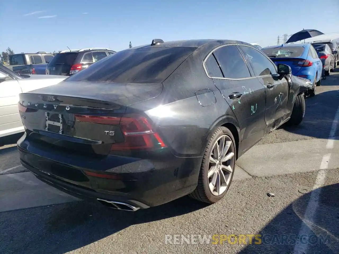 4 Photograph of a damaged car 7JR102FKXKG017778 VOLVO S60 2019