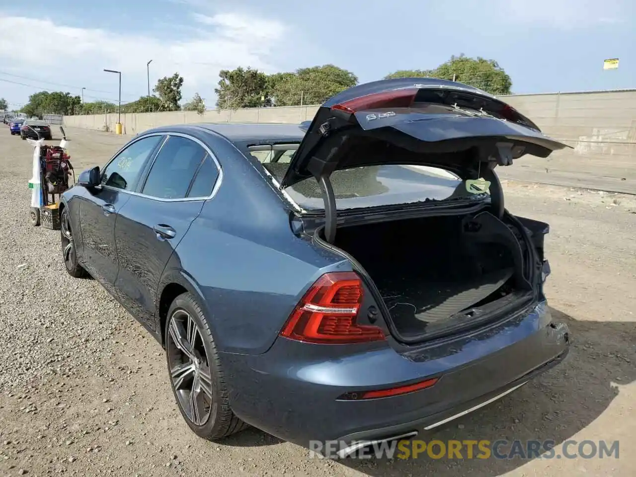 3 Photograph of a damaged car 7JR102FL9KG004867 VOLVO S60 2019