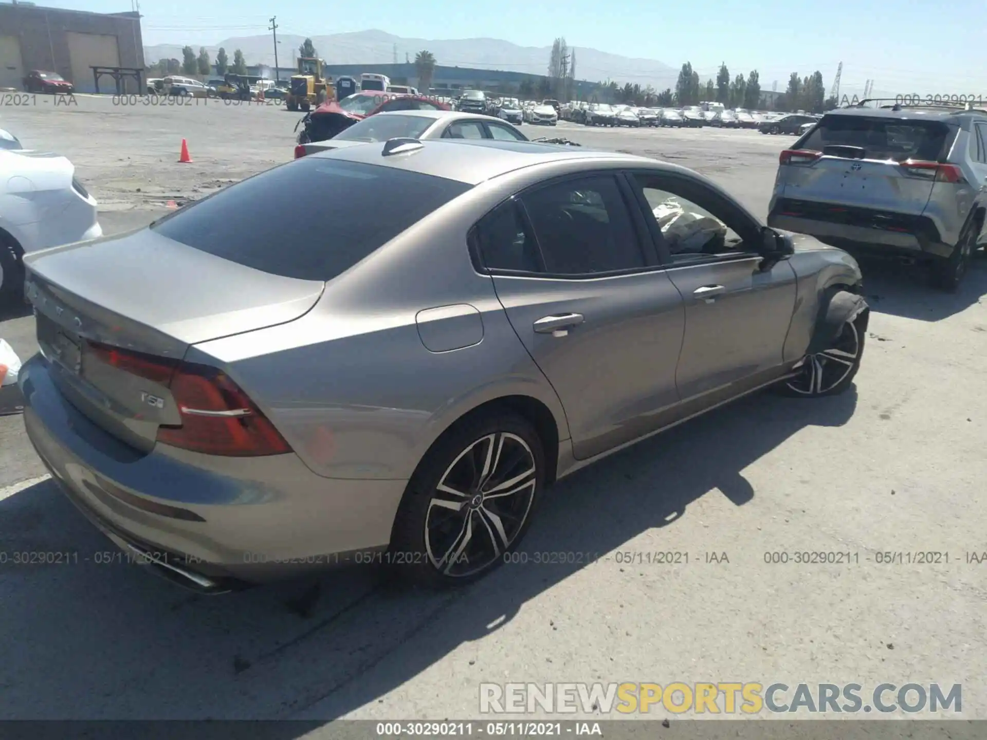 4 Photograph of a damaged car 7JR102FM9KG004103 VOLVO S60 2019