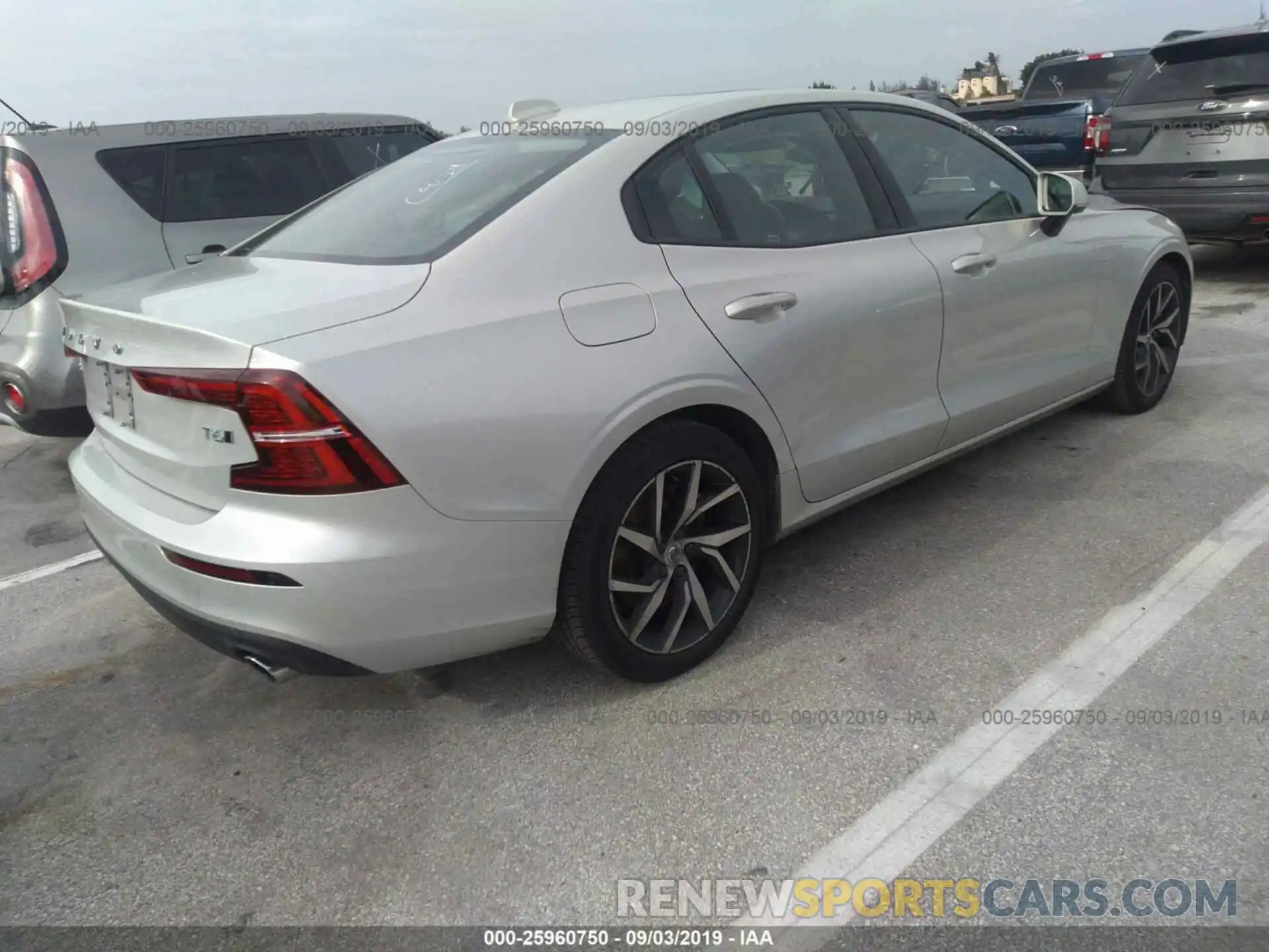 4 Photograph of a damaged car 7JRA22TK0KG006626 VOLVO S60 2019