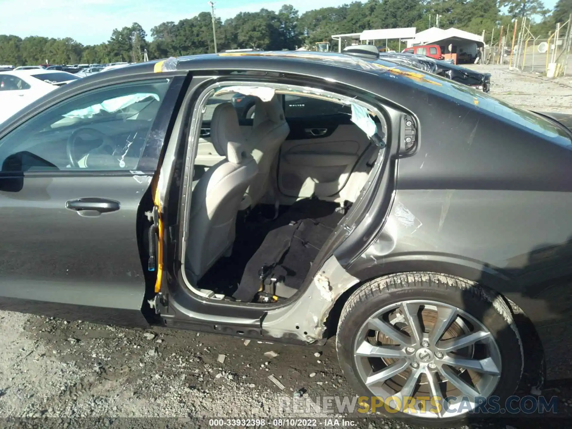 6 Photograph of a damaged car 7JRA22TK1KG004223 VOLVO S60 2019