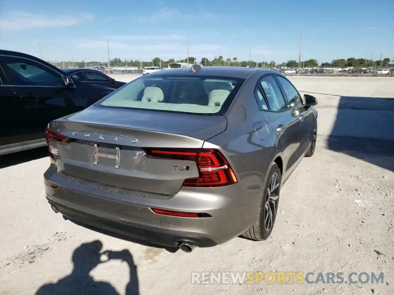 4 Photograph of a damaged car 7JRA22TK2KG013173 VOLVO S60 2019