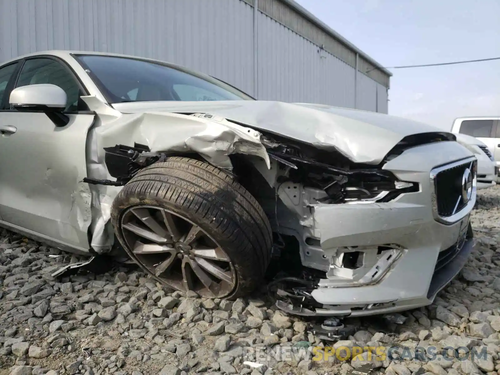 9 Photograph of a damaged car 7JRA22TK2KG014971 VOLVO S60 2019