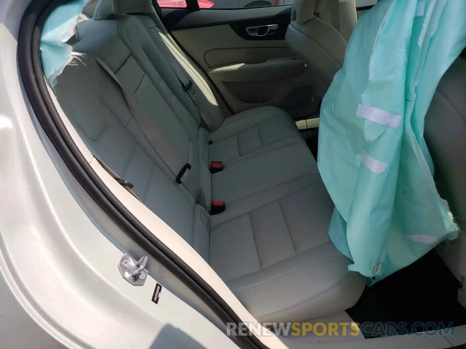 6 Photograph of a damaged car 7JRA22TK2KG017952 VOLVO S60 2019