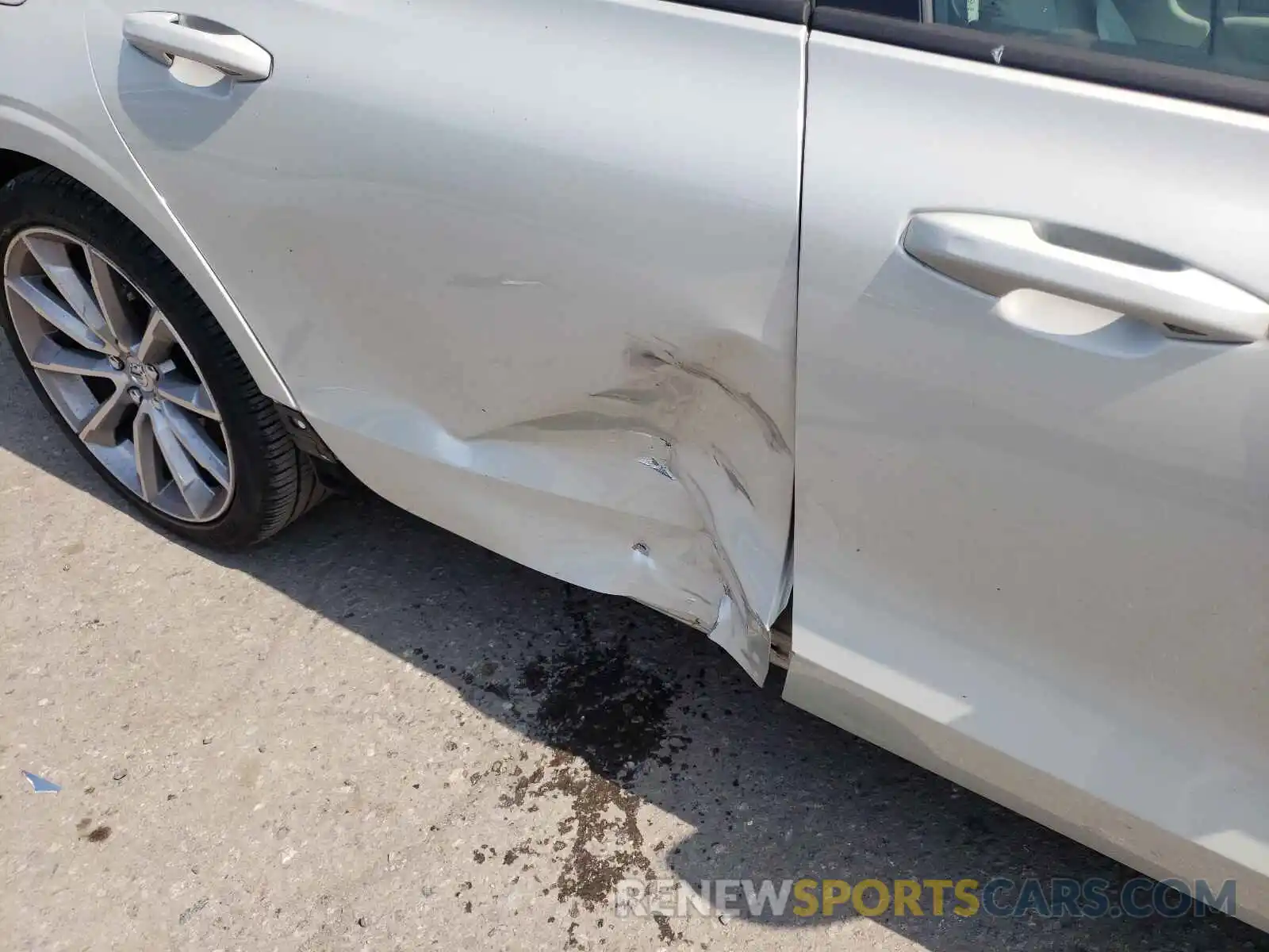 9 Photograph of a damaged car 7JRA22TK2KG017952 VOLVO S60 2019