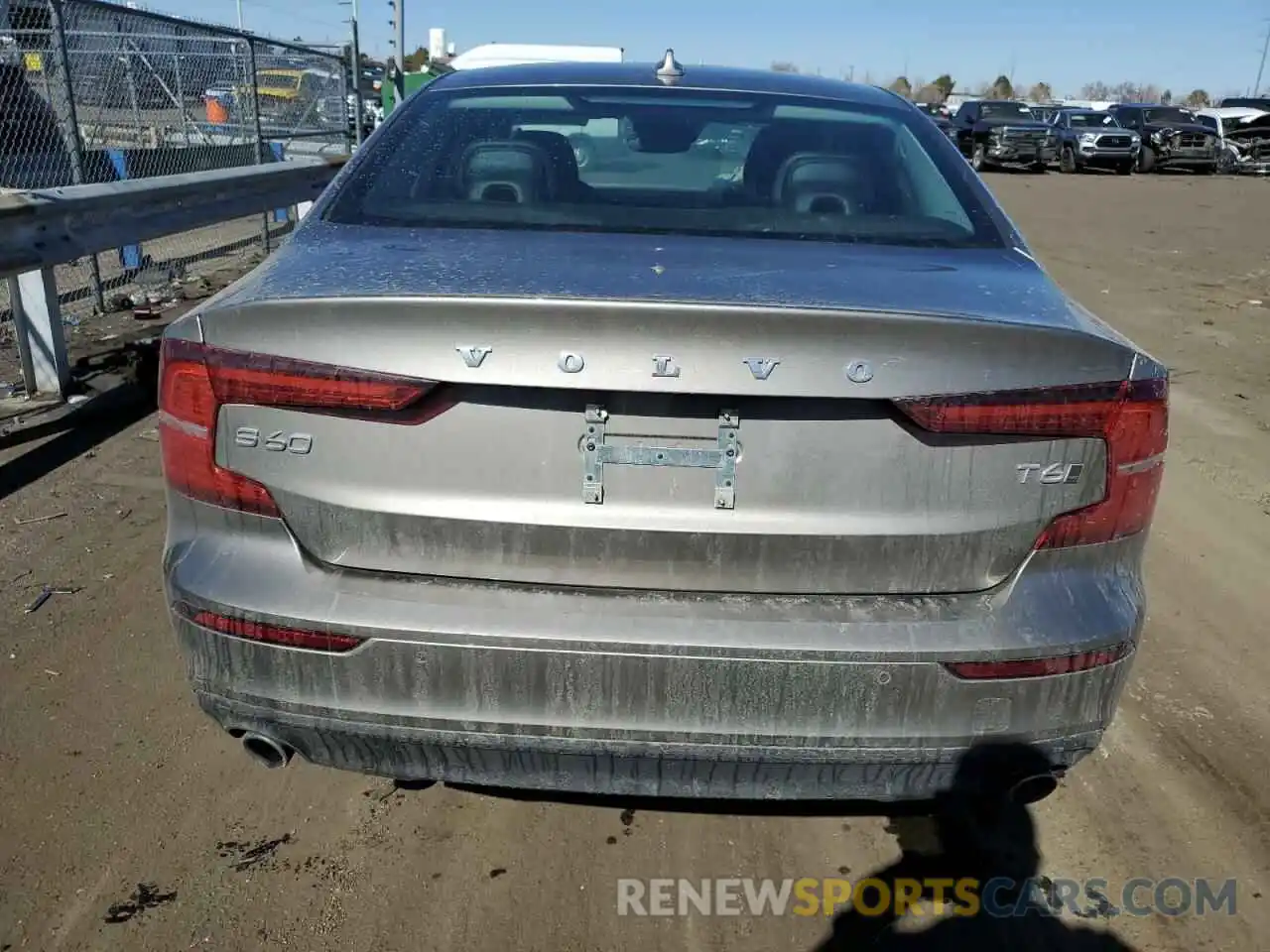 6 Photograph of a damaged car 7JRA22TK3KG000917 VOLVO S60 2019