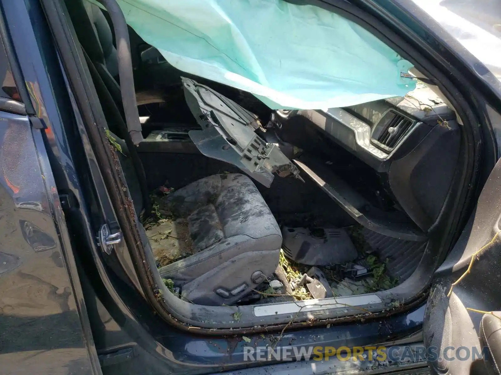 5 Photograph of a damaged car 7JRA22TK4KG001512 VOLVO S60 2019