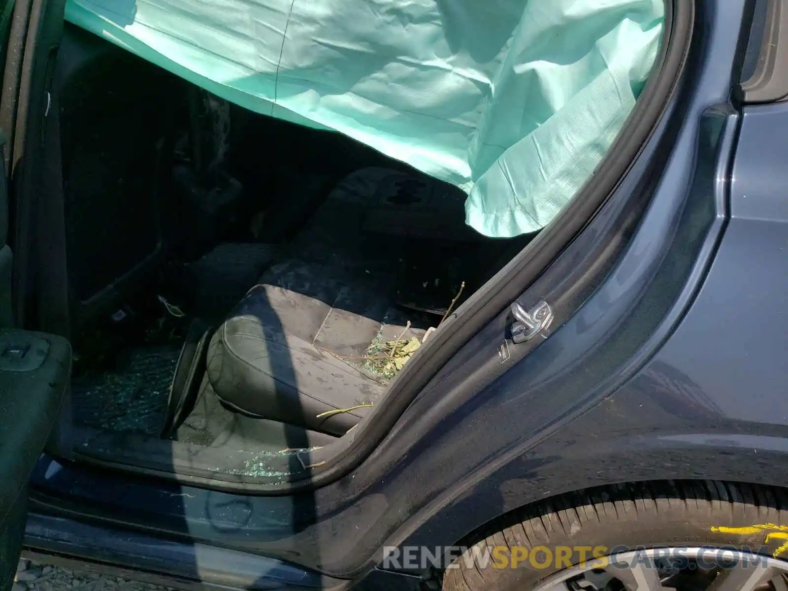 6 Photograph of a damaged car 7JRA22TK4KG001512 VOLVO S60 2019