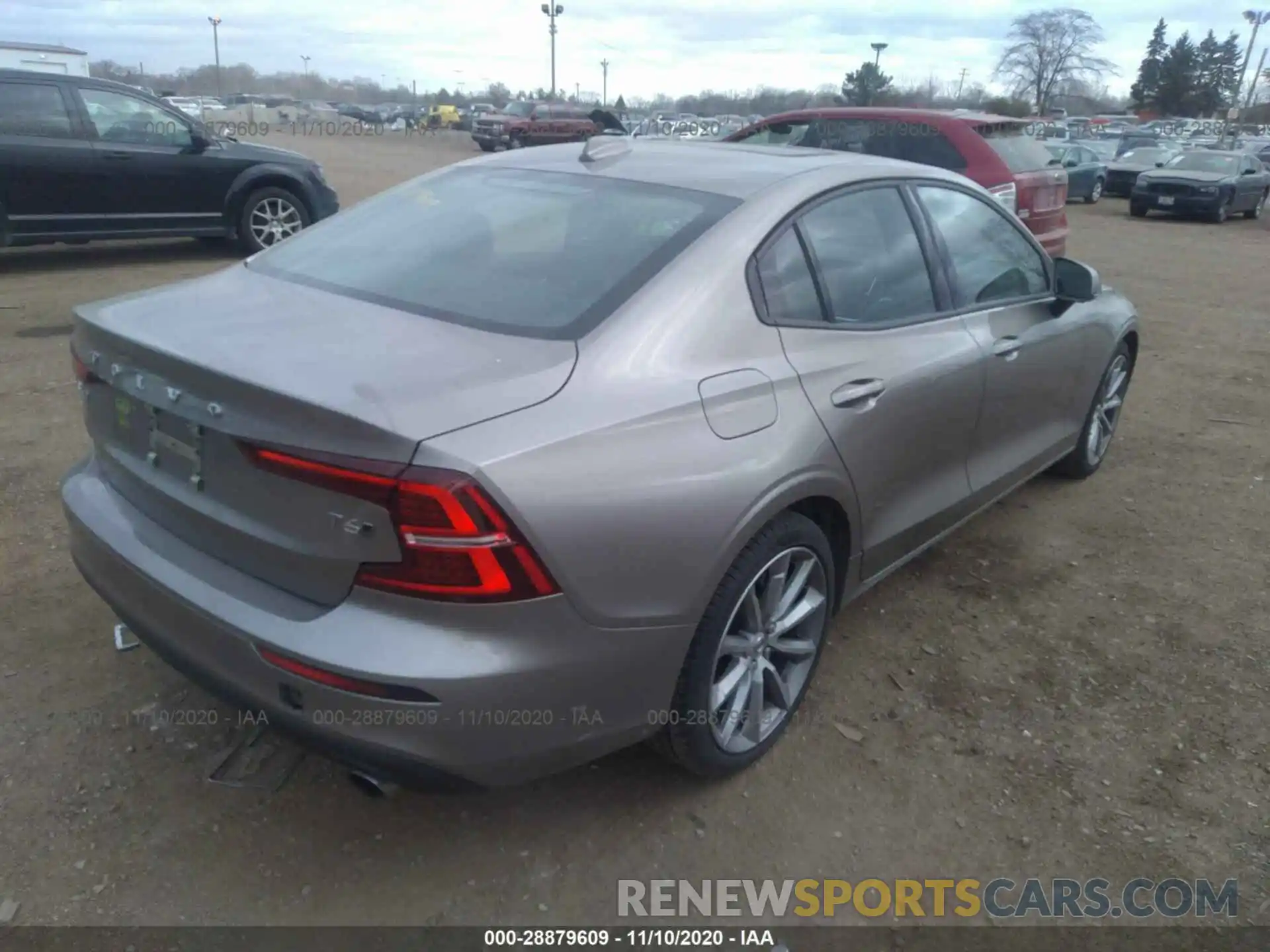 4 Photograph of a damaged car 7JRA22TK4KG003485 VOLVO S60 2019