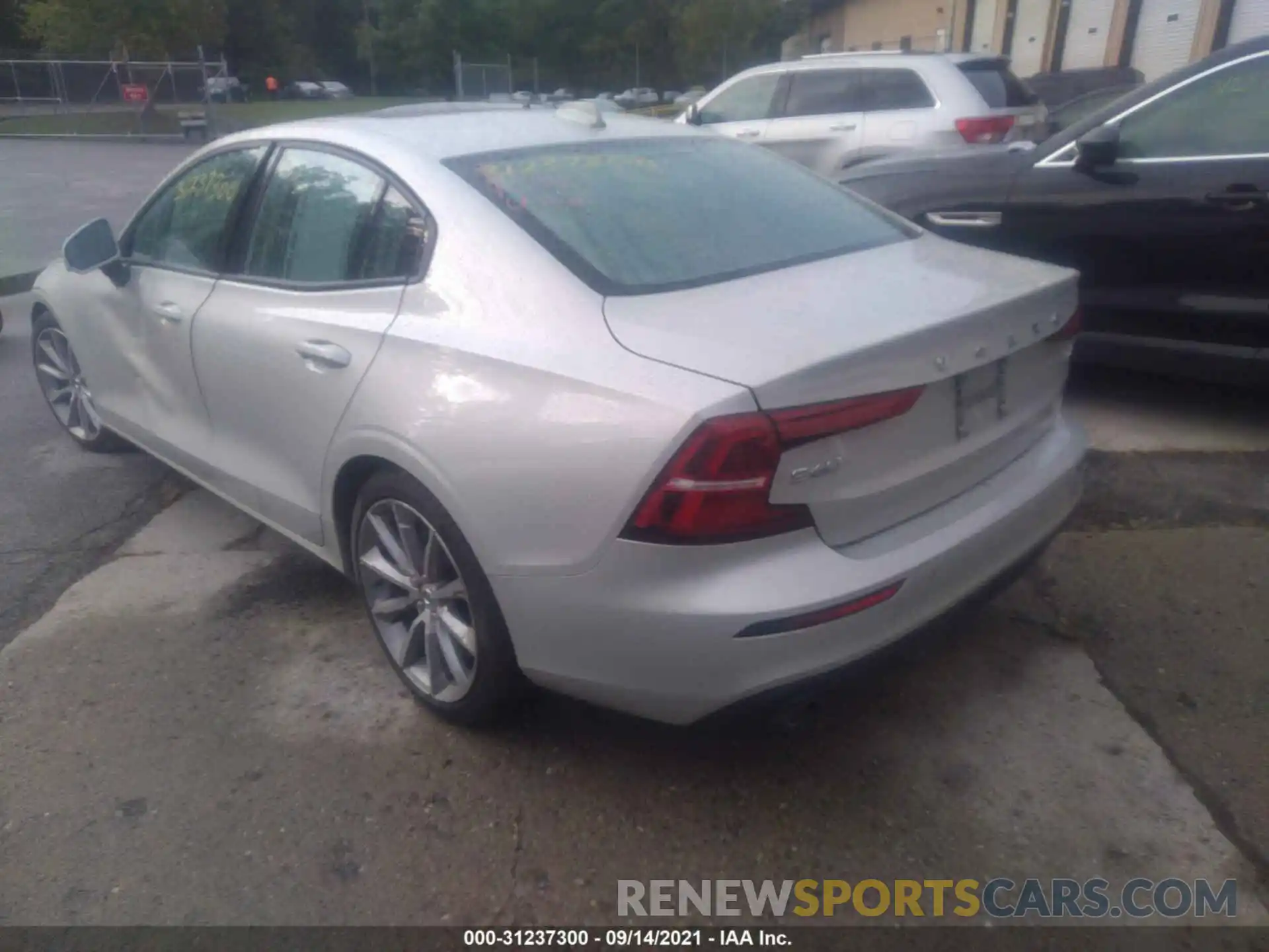 3 Фотография поврежденного автомобиля 7JRA22TK5KG002460 VOLVO S60 2019