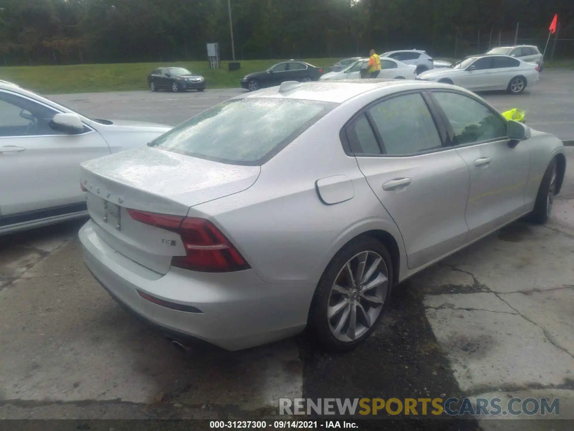 4 Photograph of a damaged car 7JRA22TK5KG002460 VOLVO S60 2019