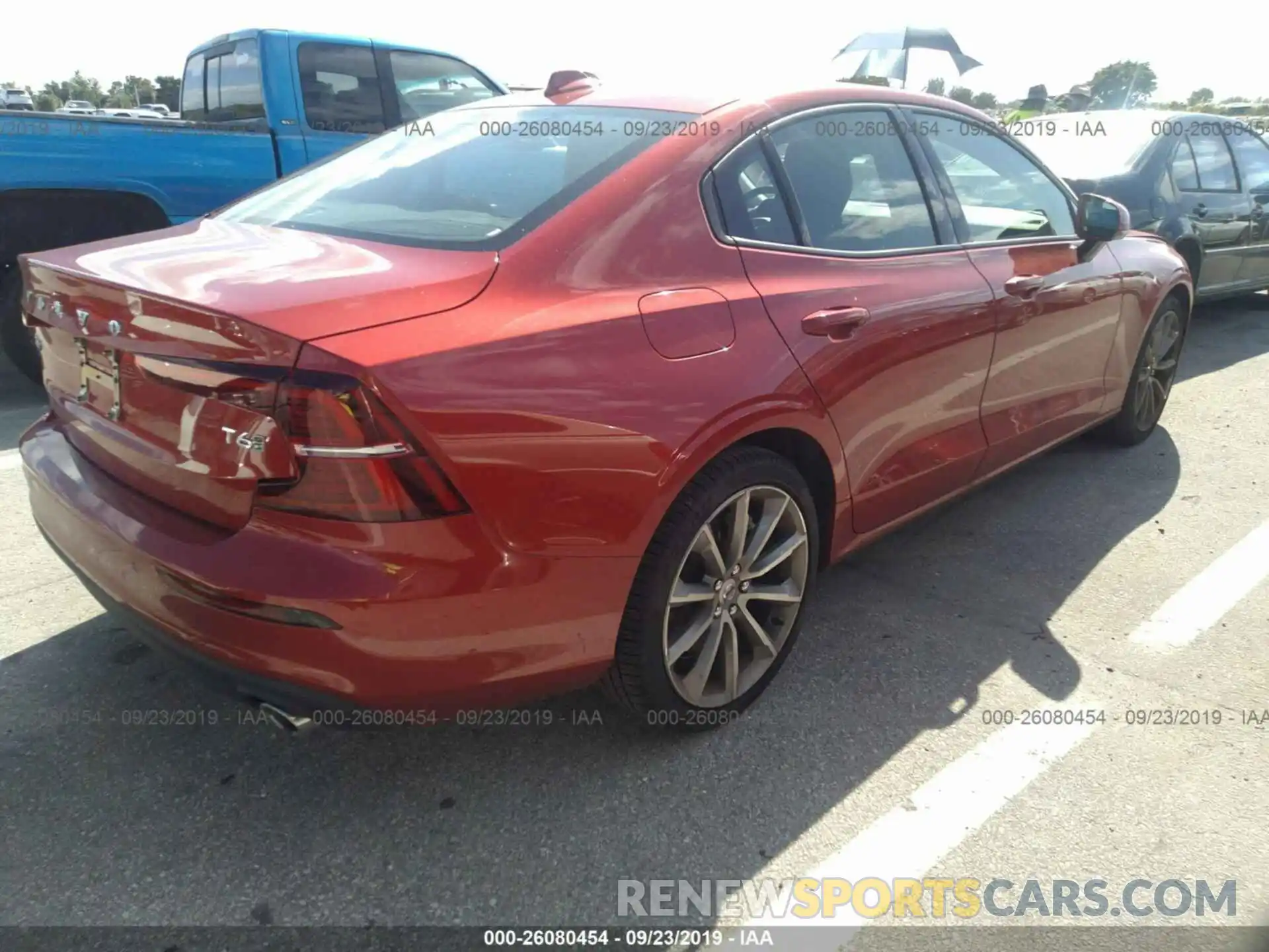 4 Photograph of a damaged car 7JRA22TK5KG003544 VOLVO S60 2019