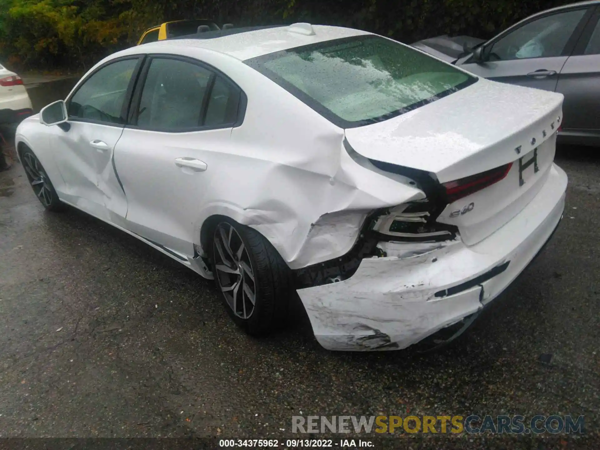 3 Photograph of a damaged car 7JRA22TK5KG015970 VOLVO S60 2019