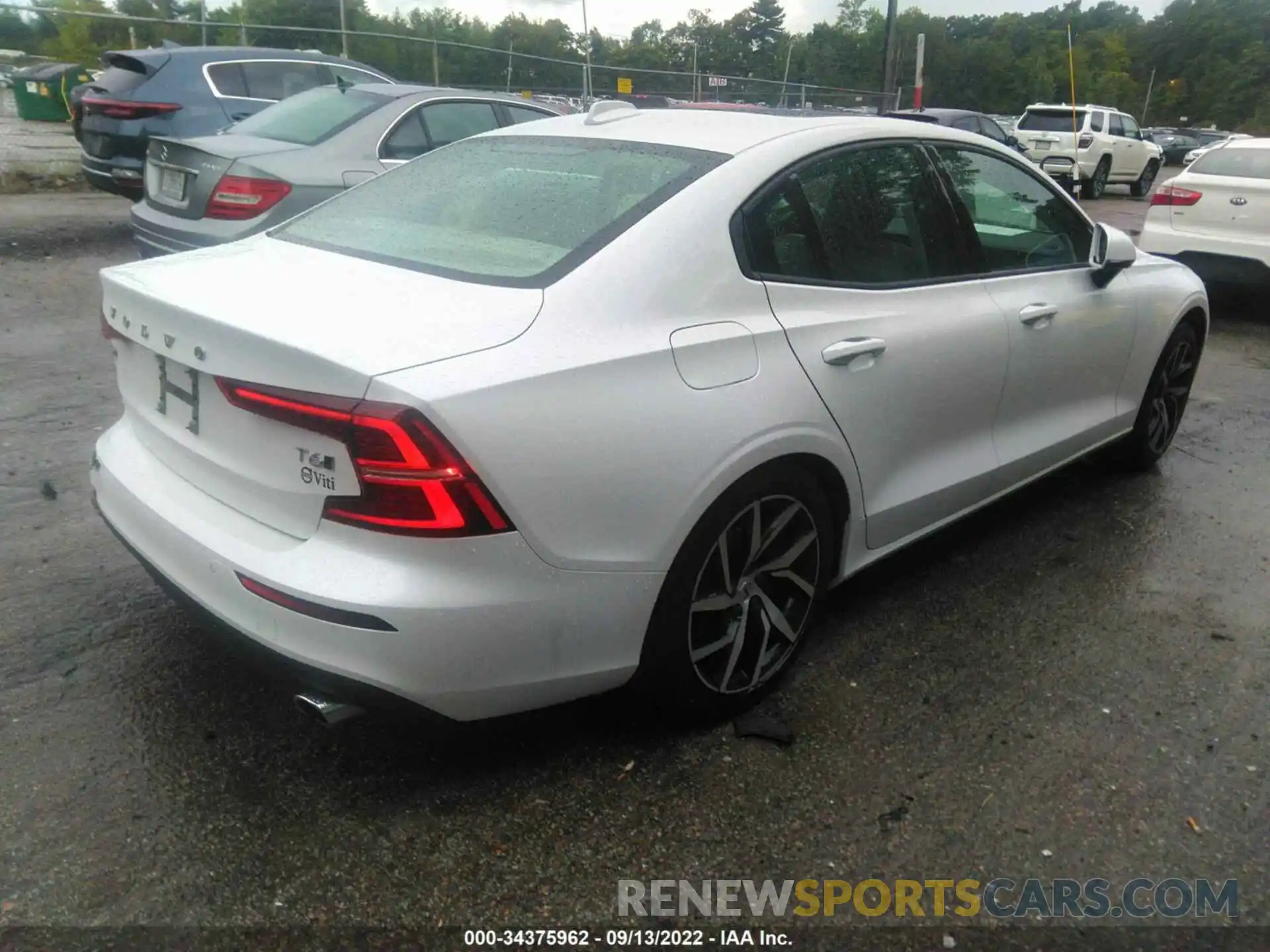 4 Photograph of a damaged car 7JRA22TK5KG015970 VOLVO S60 2019