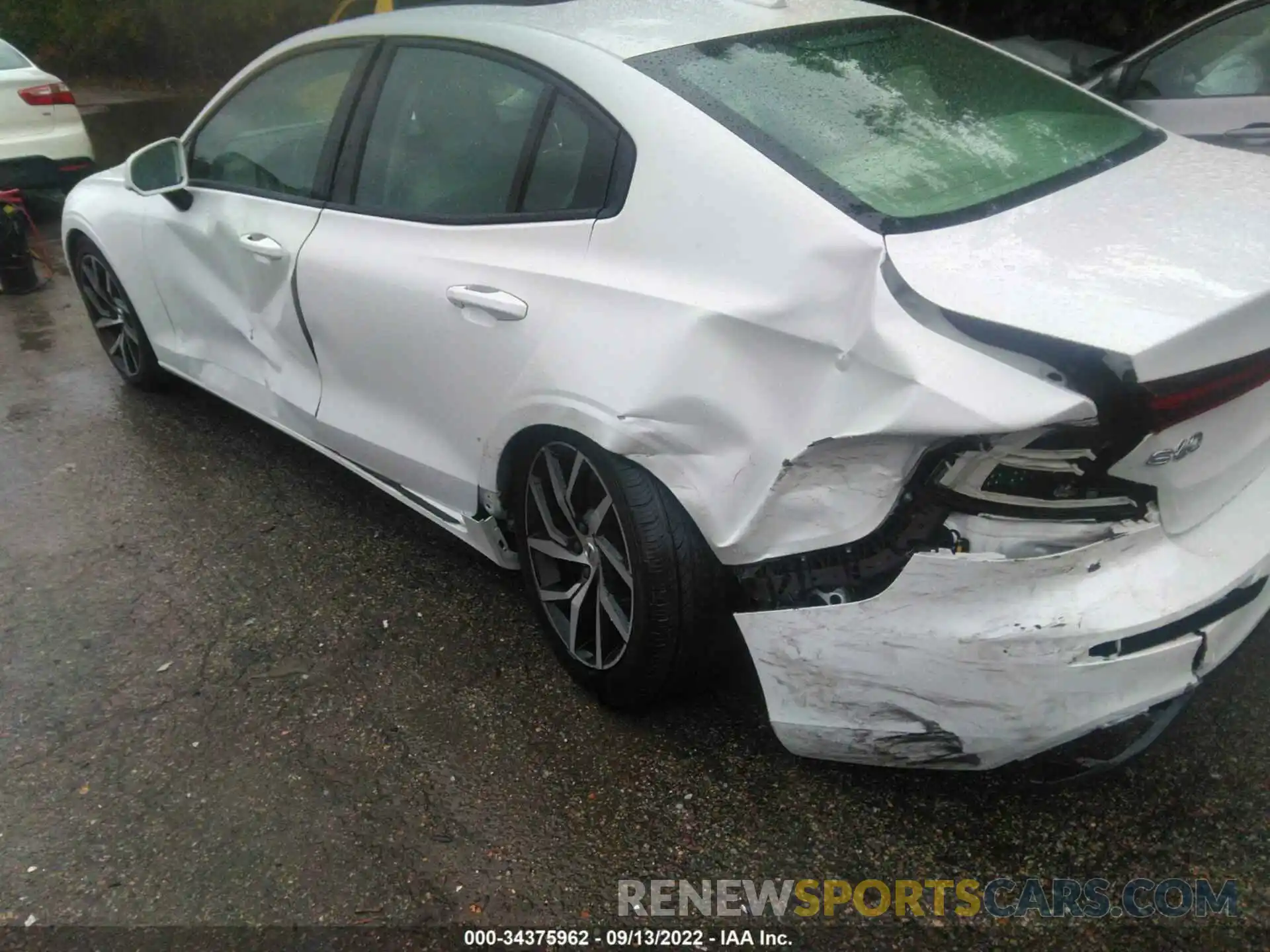 6 Photograph of a damaged car 7JRA22TK5KG015970 VOLVO S60 2019