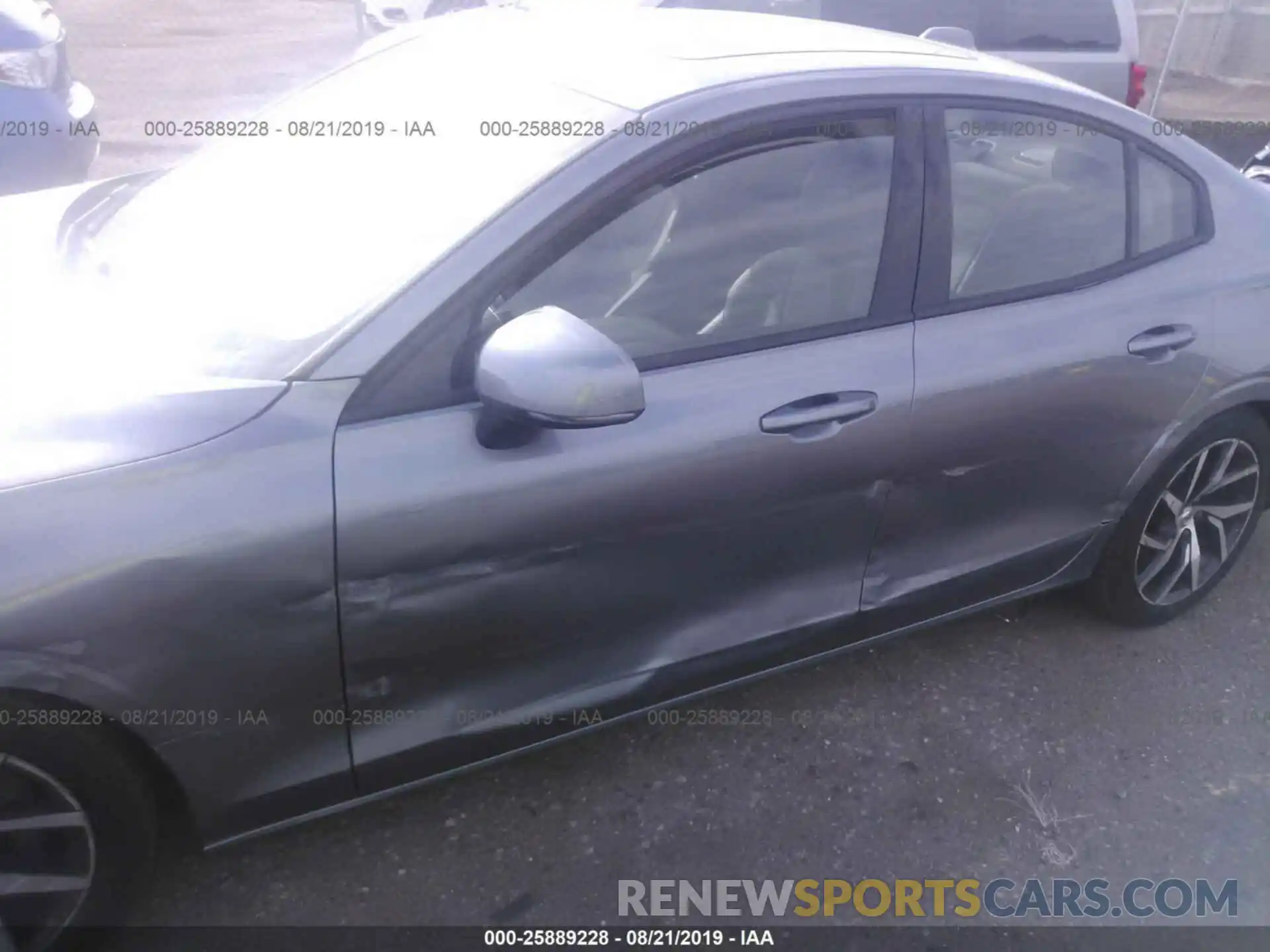 6 Photograph of a damaged car 7JRA22TK6KG010289 VOLVO S60 2019