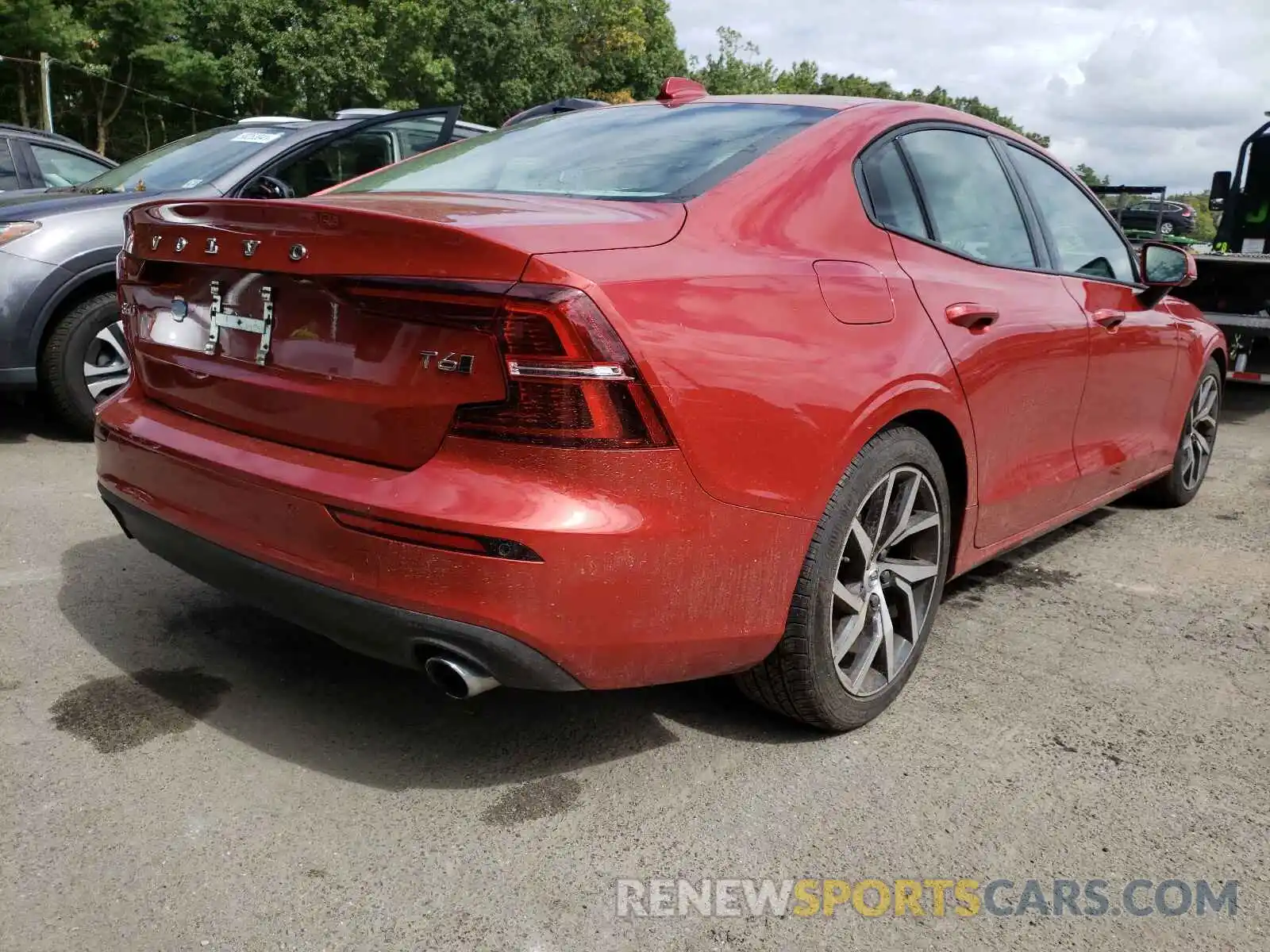 4 Photograph of a damaged car 7JRA22TK8KG005028 VOLVO S60 2019