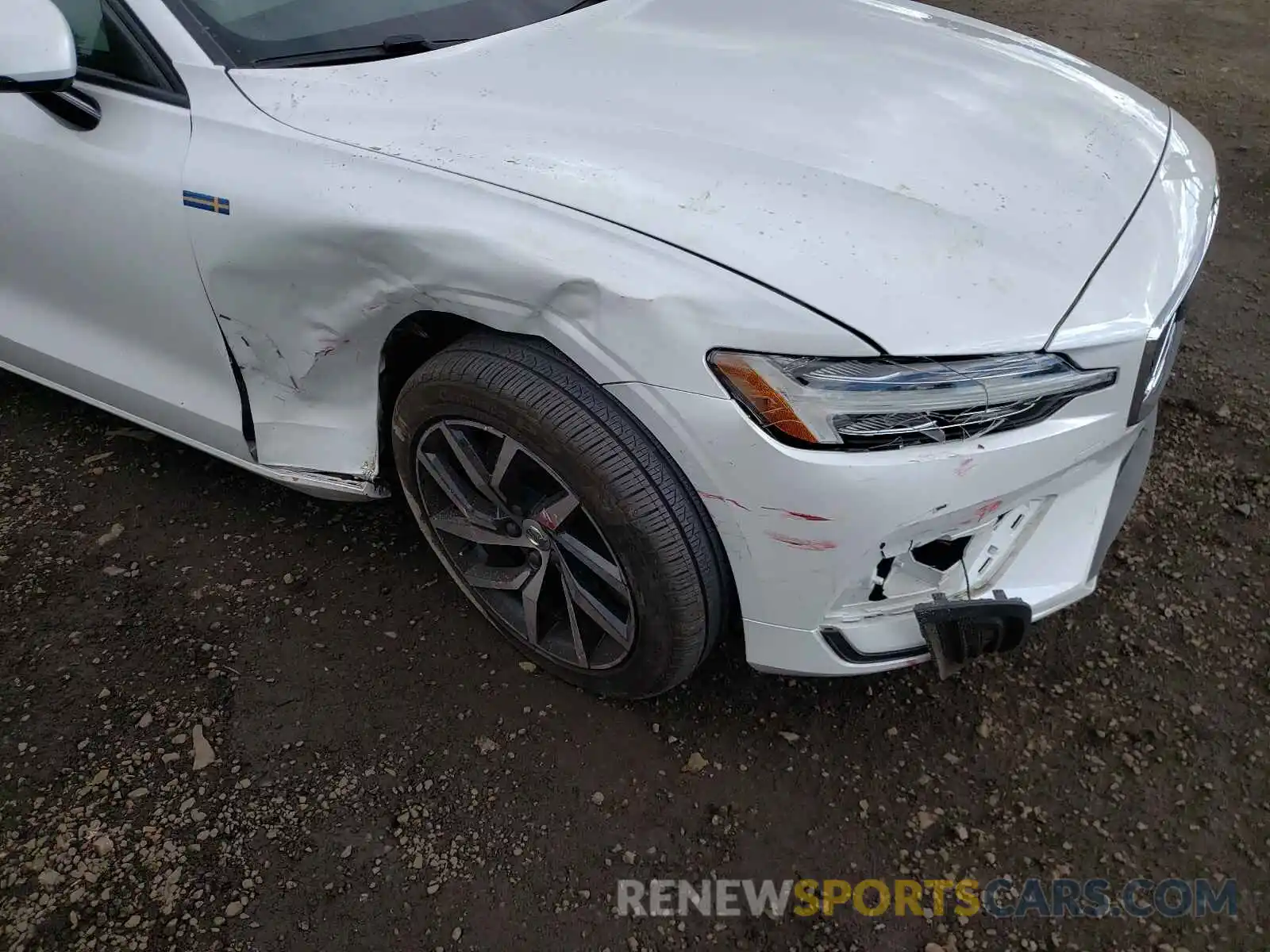 9 Photograph of a damaged car 7JRA22TK8KG015249 VOLVO S60 2019