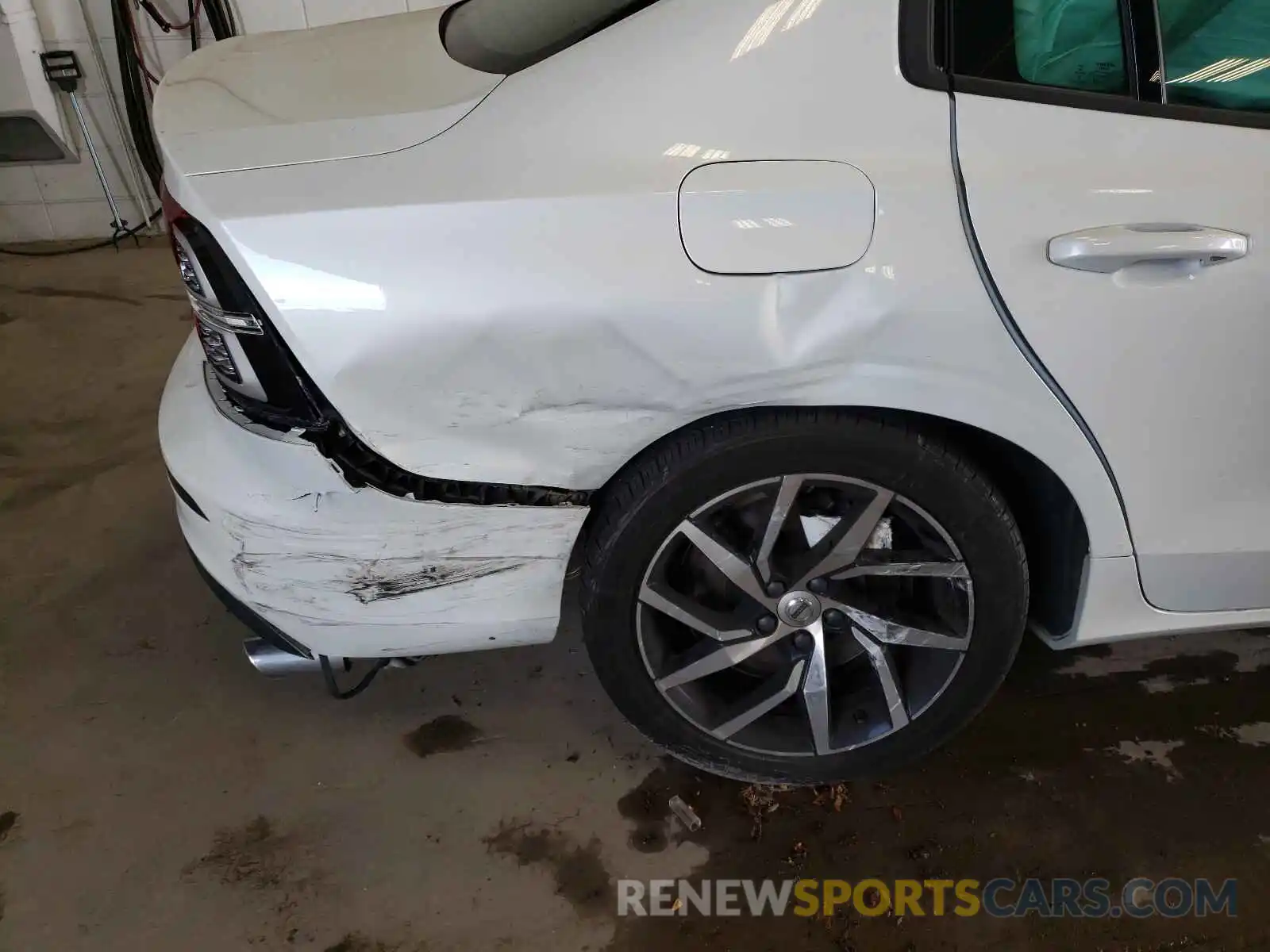 9 Photograph of a damaged car 7JRA22TK8KG017924 VOLVO S60 2019