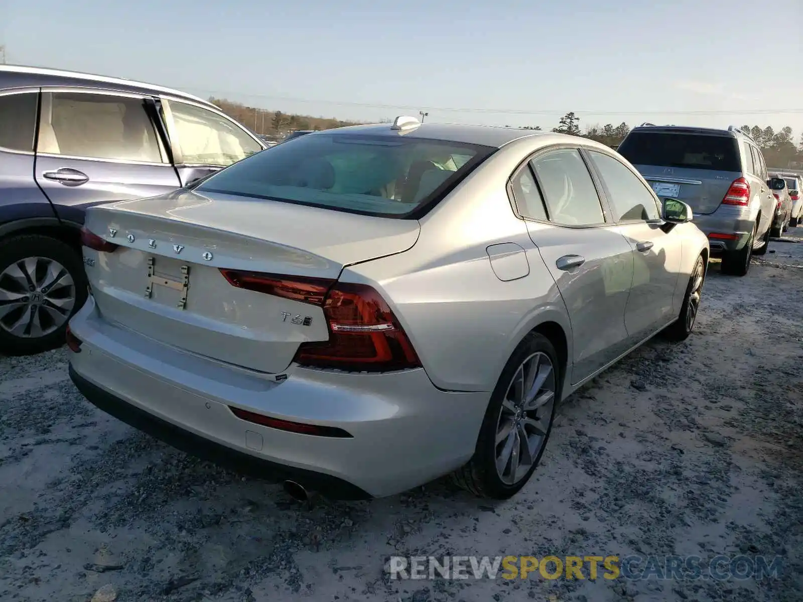 4 Photograph of a damaged car 7JRA22TKXKG002440 VOLVO S60 2019