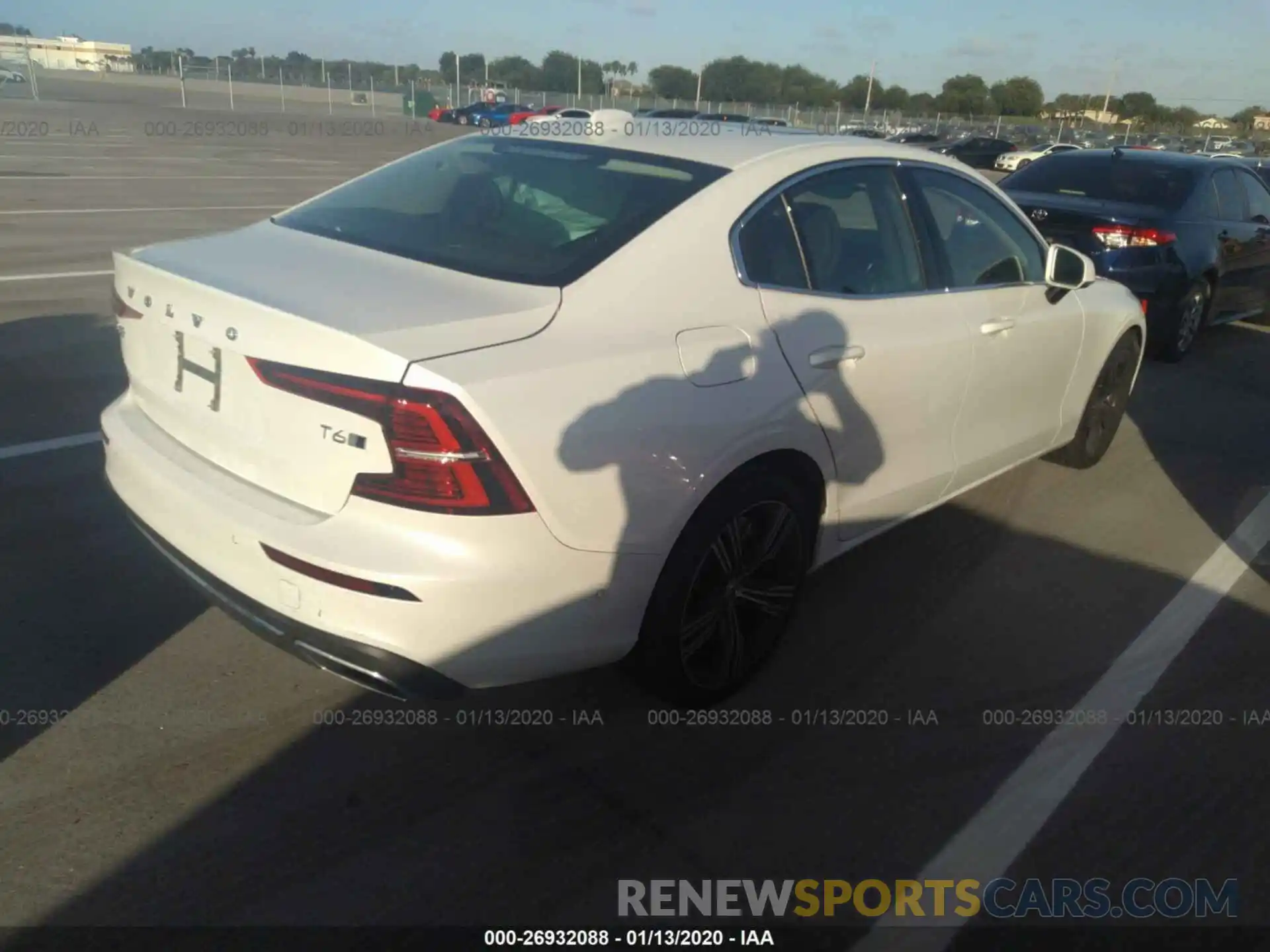 4 Photograph of a damaged car 7JRA22TL0KG010054 VOLVO S60 2019