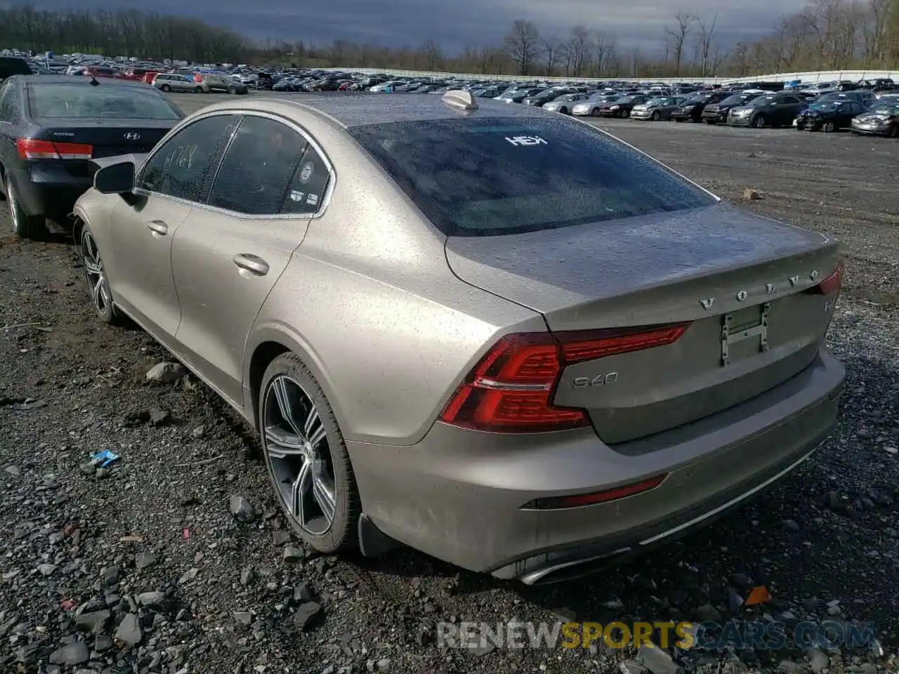 3 Photograph of a damaged car 7JRA22TL2KG000707 VOLVO S60 2019