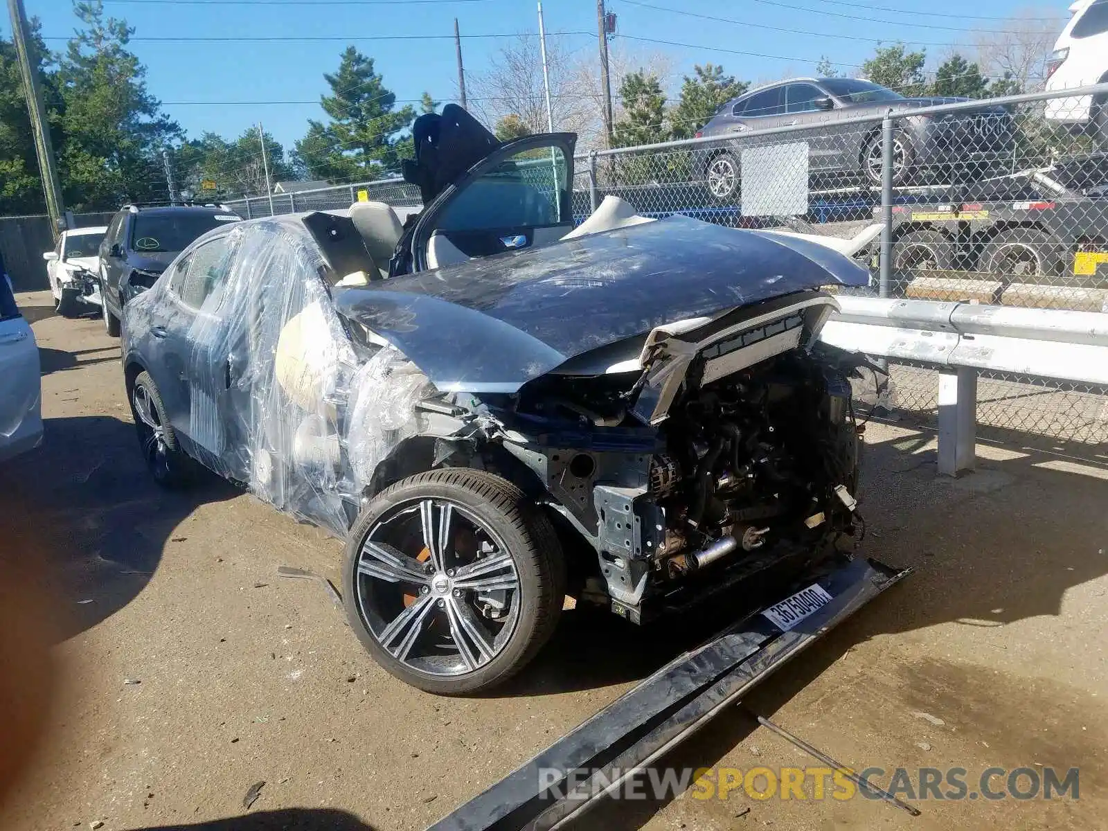 1 Photograph of a damaged car 7JRA22TL2KG004045 VOLVO S60 2019